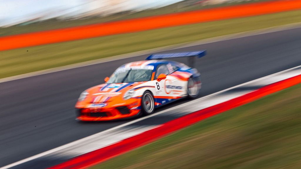 Zamparelli beats title rival Ellinas to pole